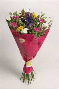 Gerbera,krizantem,spray ve standart karanfil,şebboy,gibso ve yeşilliklerle birlikte en az 15 daldan oluşan çok renkli ve en çok satan buketimizdir.