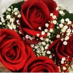 Beş dal kırmızı gül,gibso, yeşillik ve süs kalp ile sunuluyor.