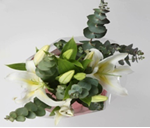 3 dal asiatik veya 2 dal kokulu büyük çiçekli oryantal lilyum,ocaliptus ve süs kalp ile birlikte vazolarımızın en uzun ömürlü vazgeçilmezi.