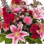 Lilyum,şebboy,spray-standart karanfil,krizantem,pitos,virgatus,miracladius ve gibsophila kullanarak geniş çalıştığımız,kalp le süslediğimiz gösterişli 18-21 dal el buketimiz.