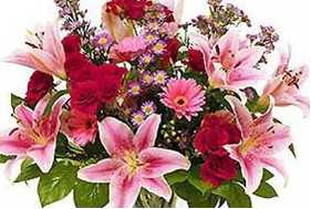 Lilyum,şebboy,spray-standart karanfil,krizantem,pitos,virgatus,miracladius ve gibsophila kullanarak geniş çalıştığımız,kalp le süslediğimiz gösterişli 18-21 dal el buketimiz.